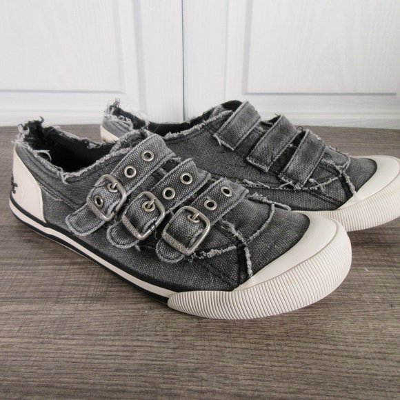 Rocket Dog Shoes - Rocket Dog Pull on buckle distressed tennis shoes size 8